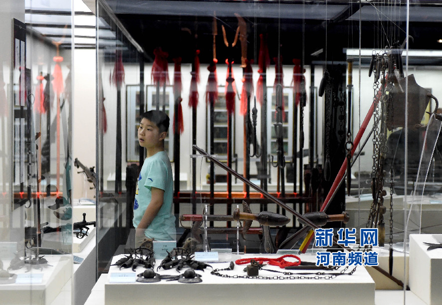 4月26日，參觀者在兵器展覽館內(nèi)參觀。