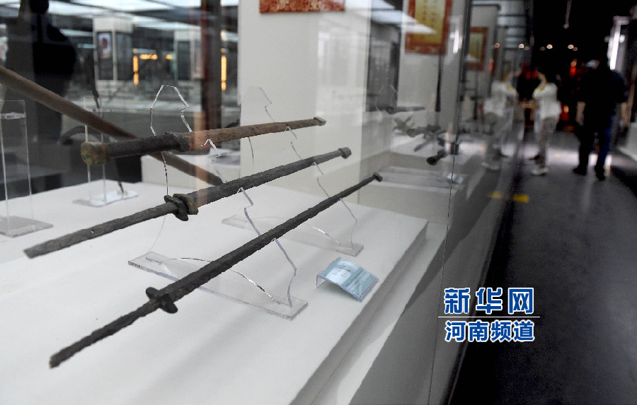 4月26日，參觀者在兵器展覽館內(nèi)參觀。