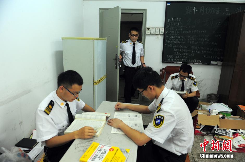 武漢高?！皠?lì)志保安團(tuán)” 集體考上研究生