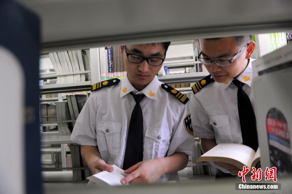 5月8日，武漢輕工大學(xué)圖書館保安吳濤與江力在圖書館交流學(xué)習(xí)。