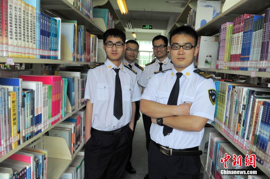 　5月8日，武漢輕工大學(xué)圖書館保安吳濤、江力、黃凱、萬(wàn)文杰。中新社發(fā) 張暢 攝