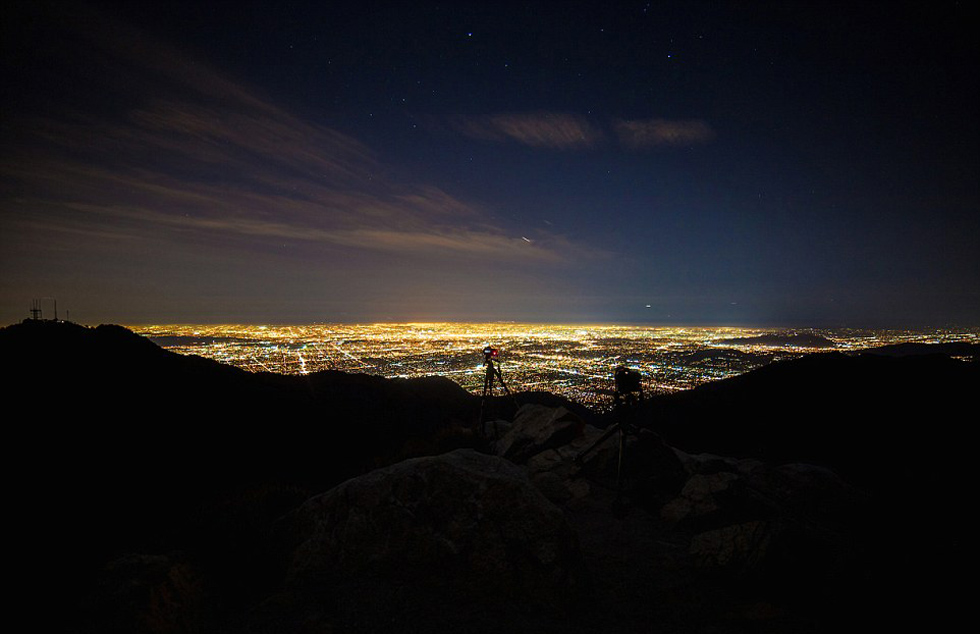 制作一部20秒鐘的短片需要拍攝近450張類似照片。（網(wǎng)頁截圖）