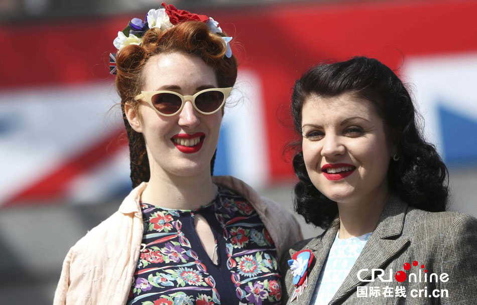 英國(guó)民眾身著年代服裝舞蹈慶祝歐戰(zhàn)勝利70周年