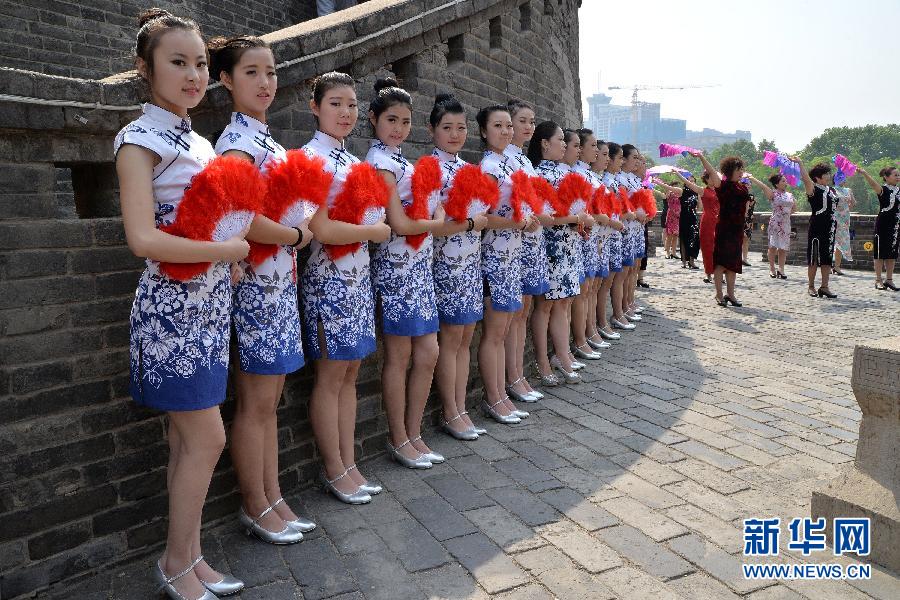 15萬(wàn)人同秀旗袍 展現(xiàn)中國(guó)服飾之美 15萬(wàn)人同秀旗袍 展現(xiàn)中國(guó)服飾之美