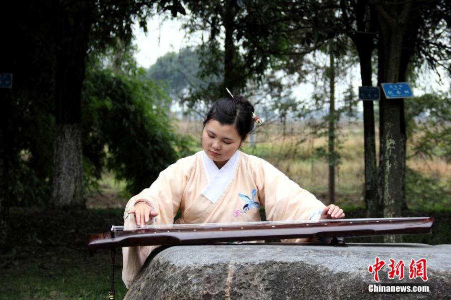 圖為在校園里撫琴的胡雅潔。