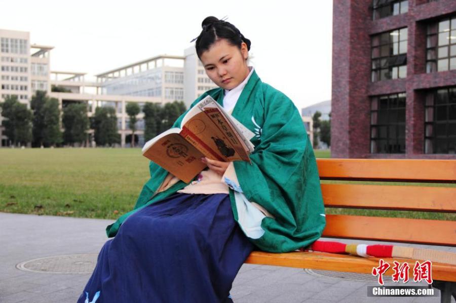 穿漢服在校園讀書的胡雅潔。