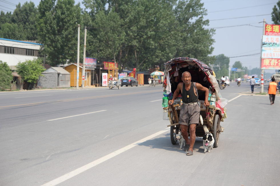 山東花甲老人為尋妻 拉“房車(chē)”四海為家 山東花甲老人為尋妻 拉“房車(chē)”四海為家