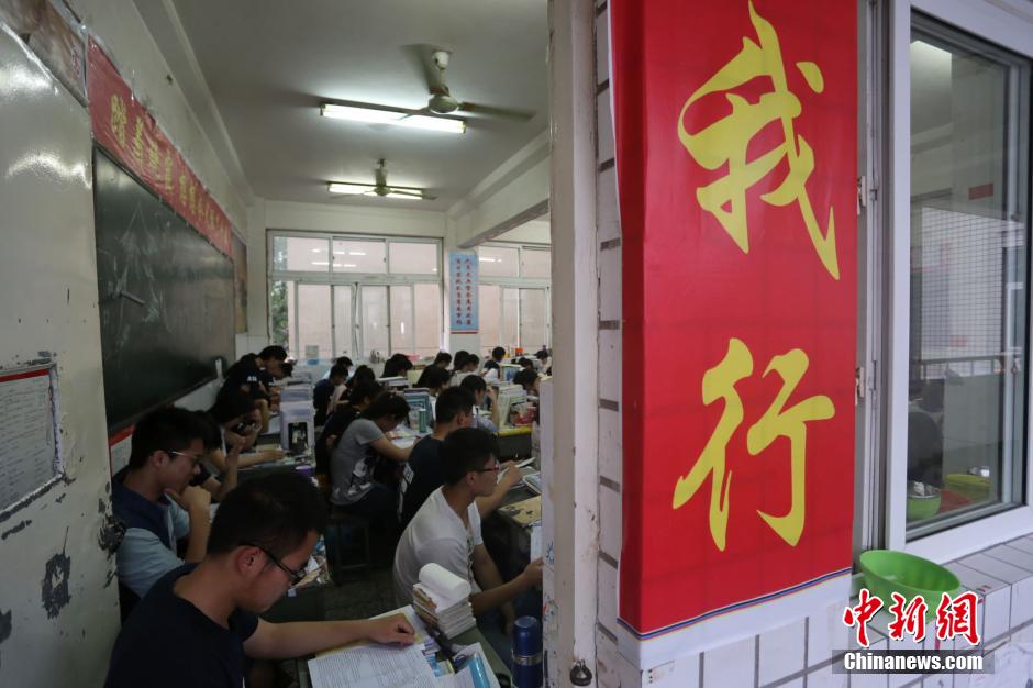 河南考生備戰(zhàn)高考 標(biāo)語口號貼滿教室 河南考生備戰(zhàn)高考 標(biāo)語口號貼滿教室