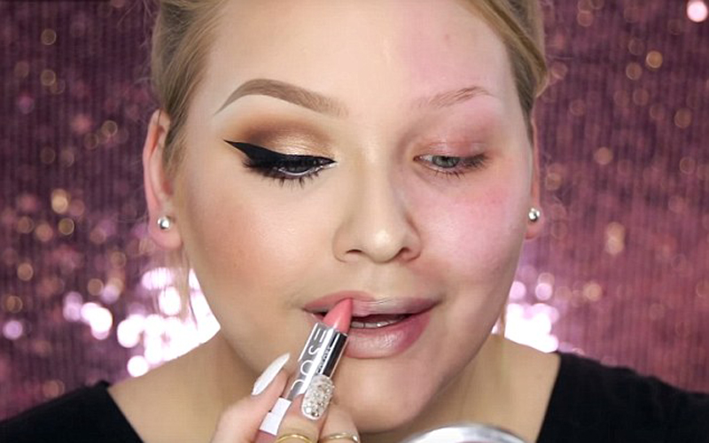 最后一步涂抹唇膏（網(wǎng)頁截圖）