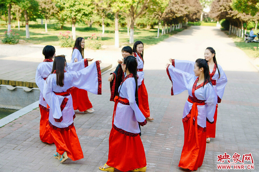 走遍校園的每個角落，只為你能盡可能將有關(guān)的記憶都帶走。