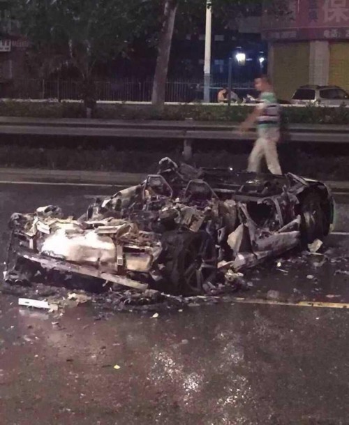 蘭博基尼跑車撞貨車燒成廢鐵 司機(jī)當(dāng)場死亡 蘭博基尼跑車撞貨車燒成廢鐵 司機(jī)當(dāng)場死亡