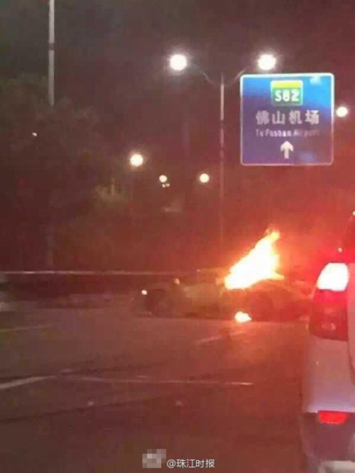 蘭博基尼跑車撞貨車燒成廢鐵 司機(jī)當(dāng)場死亡 蘭博基尼跑車撞貨車燒成廢鐵 司機(jī)當(dāng)場死亡