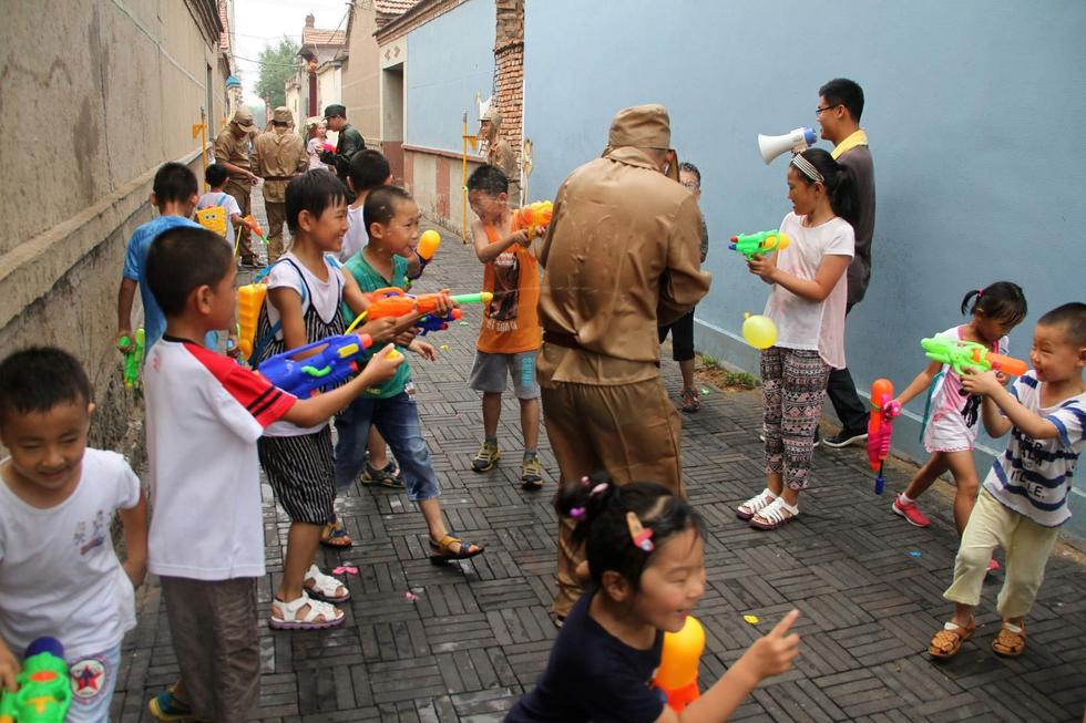 孩子們持水槍打鬼子。