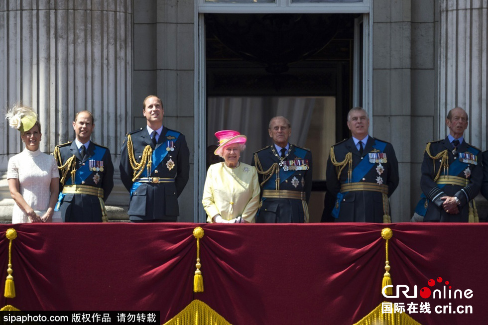 英國女王伊麗莎白二世攜眾王室成員觀看空軍飛行表演。