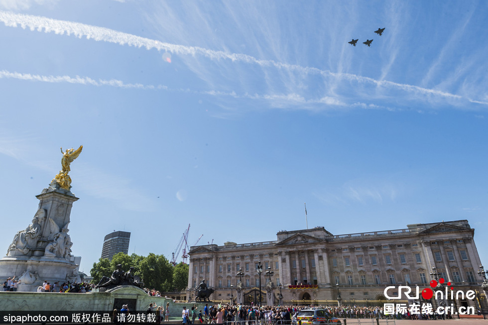 數(shù)架颶風(fēng)噴火戰(zhàn)斗機和臺風(fēng)戰(zhàn)斗機編隊飛躍白金漢宮上空，參加了紀念儀式。
