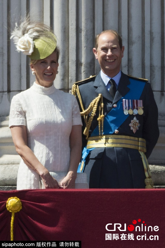 英國女王伊麗莎白二世攜眾王室成員觀看空軍飛行表演。
