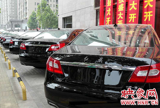 路邊一棟樓上懸掛著二三十條紅色條幅，全部是祝賀一家公司開業(yè)的。