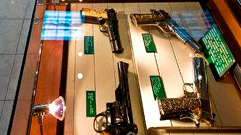 墨西哥毒梟古斯曼收藏的黃金手槍?zhuān)ňW(wǎng)頁(yè)截圖）