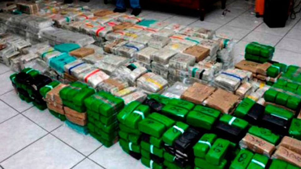 墨西哥毒梟古斯曼家中滿(mǎn)屋的鈔票（網(wǎng)頁(yè)截圖）