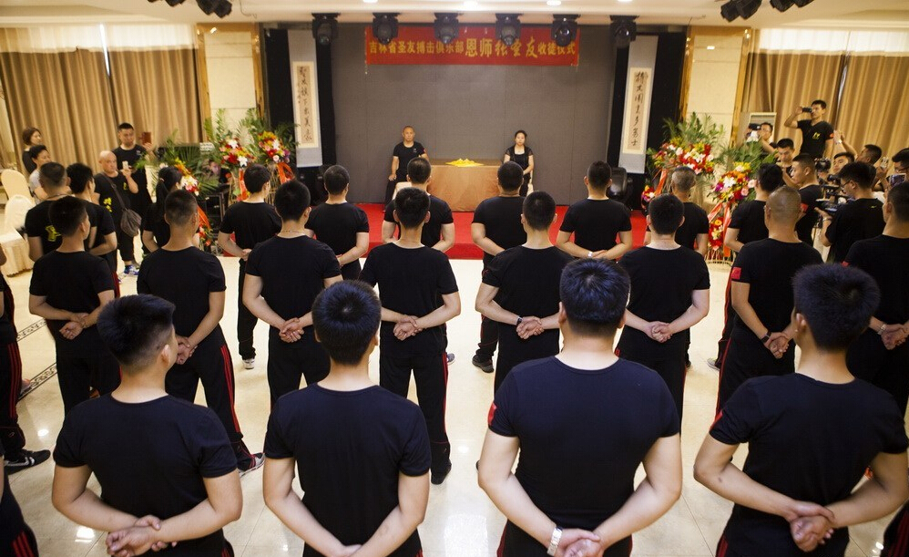 長(zhǎng)春散打總教頭舉行收徒儀式 行跪拜大禮 長(zhǎng)春散打總教頭舉行收徒儀式 行跪拜大禮