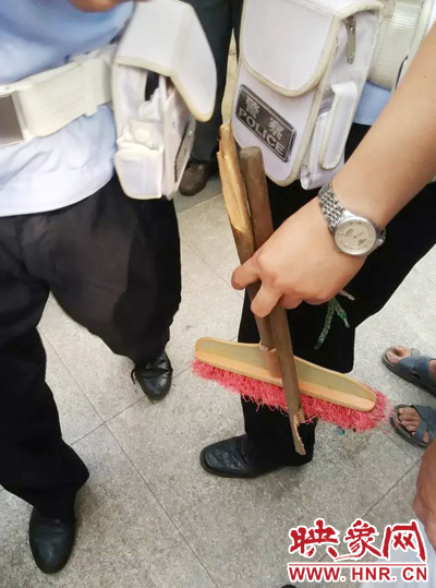 老太從環(huán)衛(wèi)工手中奪過(guò)掃帚，用腳踩斷，用力向環(huán)衛(wèi)工人的手上和腿上敲去。