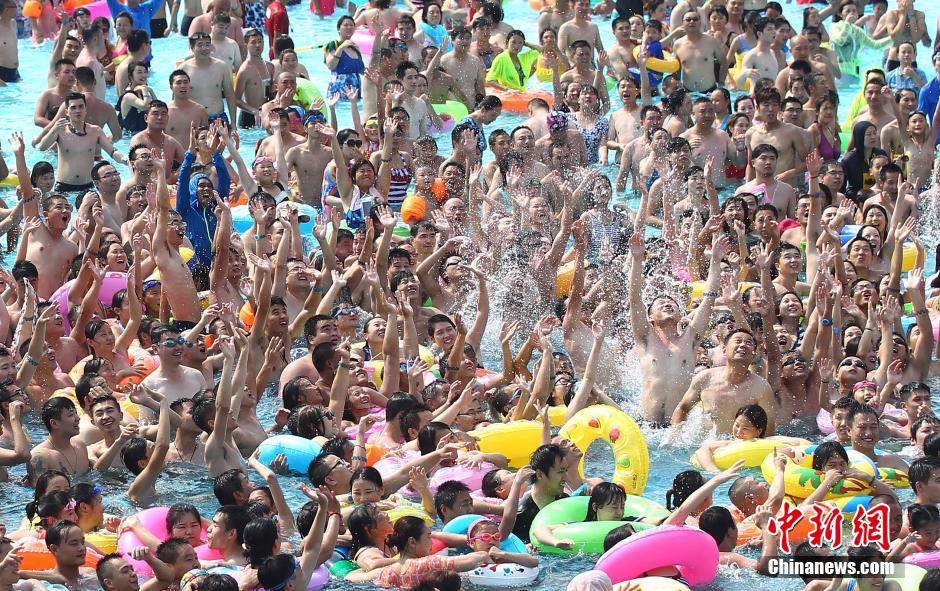8月1日，民眾扎堆在南京湯山歡樂水魔方水上樂園戲水，享受“冰火兩重天”的涼爽和激情。連日來，中國大部分地區(qū)迎來高溫天氣。