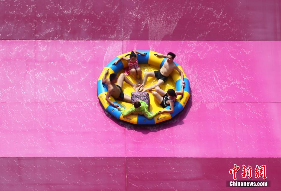 8月1日，民眾扎堆在南京湯山歡樂水魔方水上樂園戲水，享受“冰火兩重天”的涼爽和激情。連日來，中國大部分地區(qū)迎來高溫天氣。