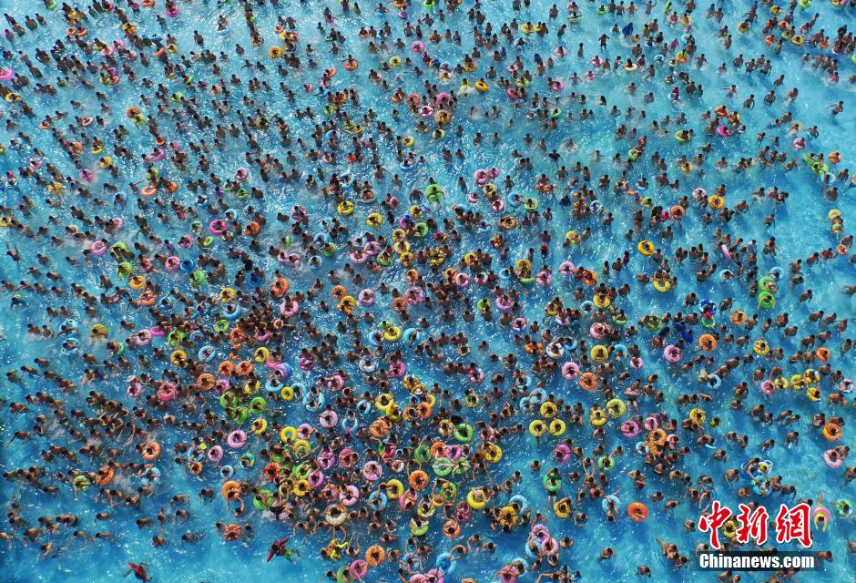 8月1日，民眾扎堆在南京湯山歡樂水魔方水上樂園戲水，享受“冰火兩重天”的涼爽和激情。連日來，中國大部分地區(qū)迎來高溫天氣。