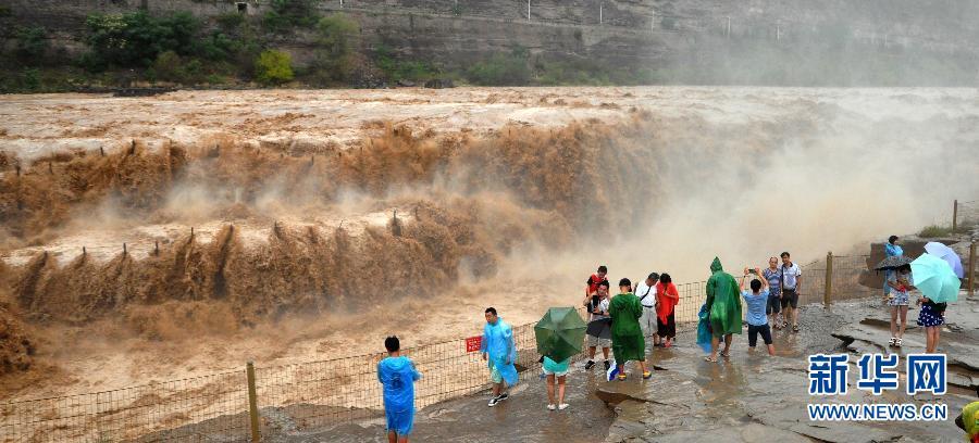 8月2日，游客在山西吉縣黃河壺口瀑布景區(qū)游覽觀瀑。
