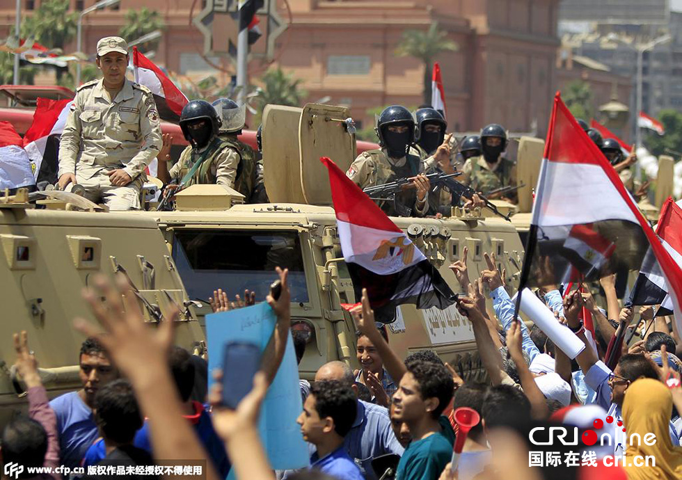 當?shù)貢r間2015年8月6日，埃及開羅，民眾集會慶祝新蘇伊士運河開通。圖片來源:CFP