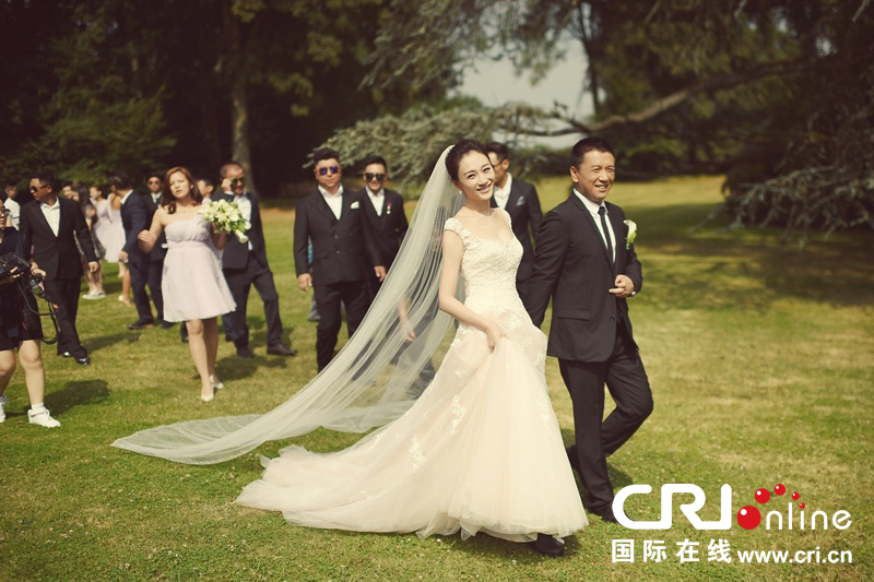 李小冉比利時(shí)辦婚禮 朱丹、鐘欣潼、應(yīng)采兒做伴娘