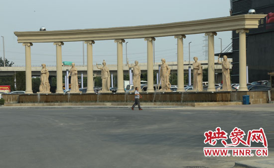 在這個(gè)“凱旋門”前是一處噴泉景觀。