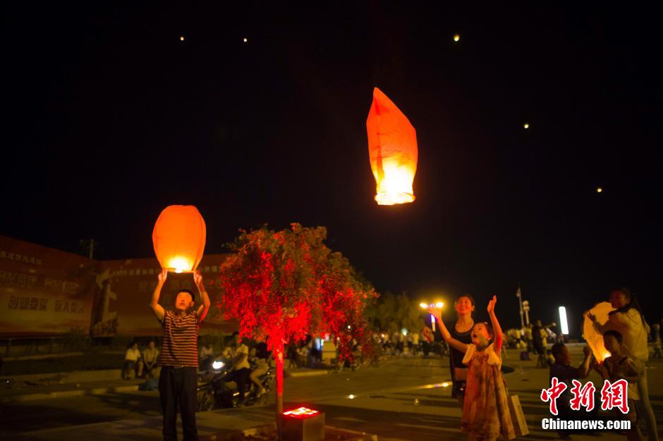 民眾燃起孔明燈助興。 張?jiān)?攝