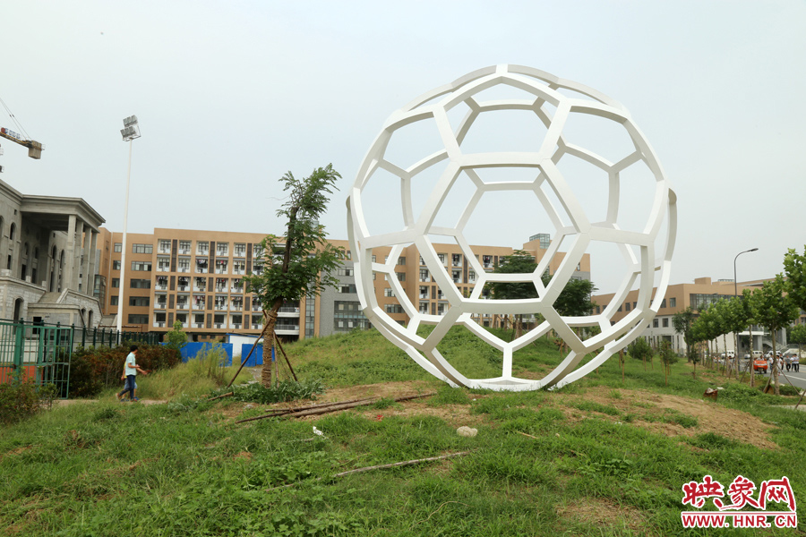 這是一座多邊形曲面藝術(shù)品，直徑約6米，剛剛建成，目前還沒(méi)有命名。