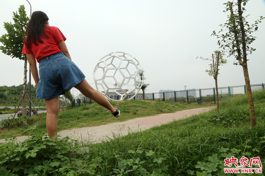 踢”足球“。