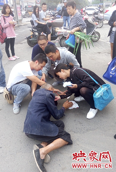 一些愛心市民在撥打了110和120后，上前給老人擦臉上的血跡。