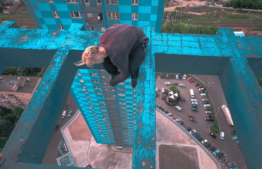 恐高癥慎入！俄羅斯小伙高空跑酷炫特技驚險萬分