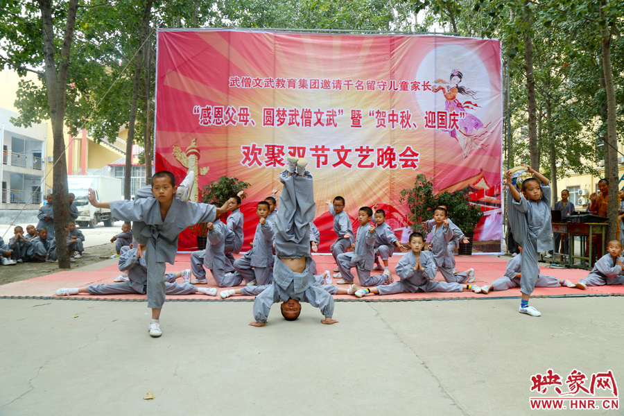 數(shù)百名少林武僧與家人團(tuán)聚 跪謝父母現(xiàn)場痛哭