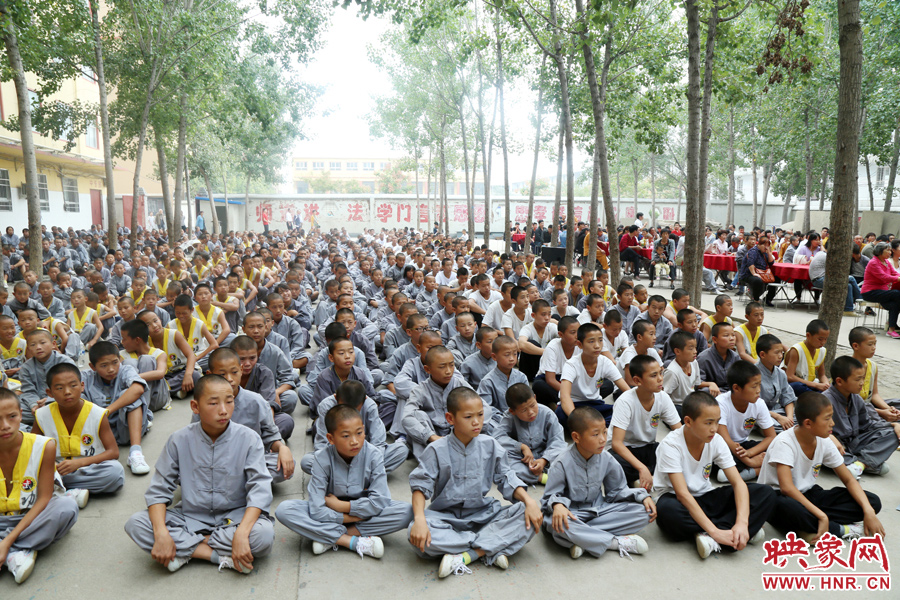 數(shù)百名少林武僧與家人團(tuán)聚 跪謝父母現(xiàn)場痛哭