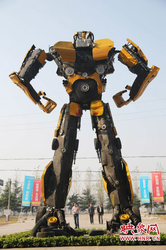 10月14日，一只高18米、寬8米的“變形金剛”矗立在河南省平頂山市寶豐縣一家企業(yè)門前。