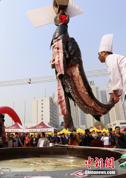 廚師對魚肉進行處理。 圖片來源：CFP視覺中國