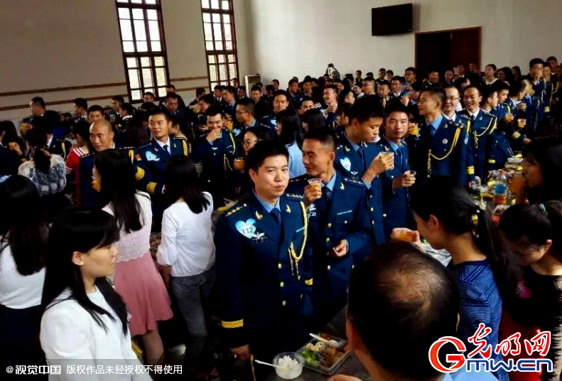 湖北武漢，“嫁人就嫁解放軍”，每年一屆的武漢軍旅姻緣會(huì)17日在駐漢空軍某指揮所文化活動(dòng)中心舉行