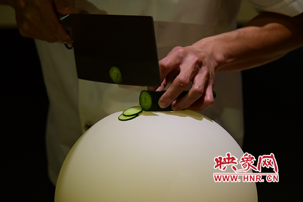 在面團(tuán)氣球上切菜。