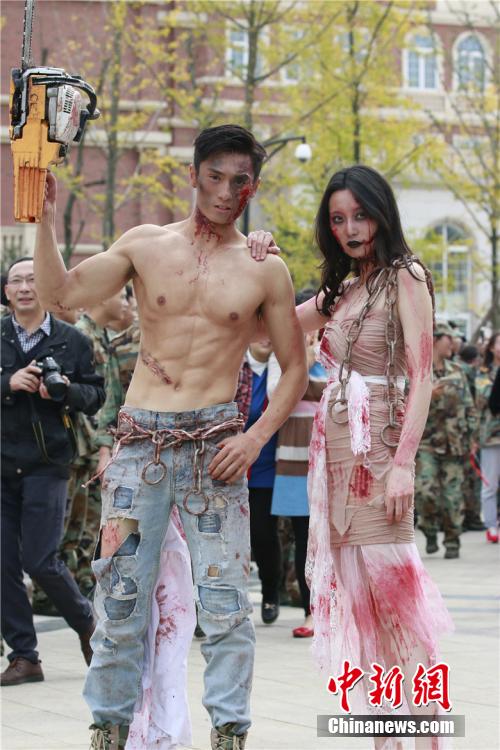 男神教師扮“鬼”學生稱其為“史上顏值最高男鬼”。何浠 攝