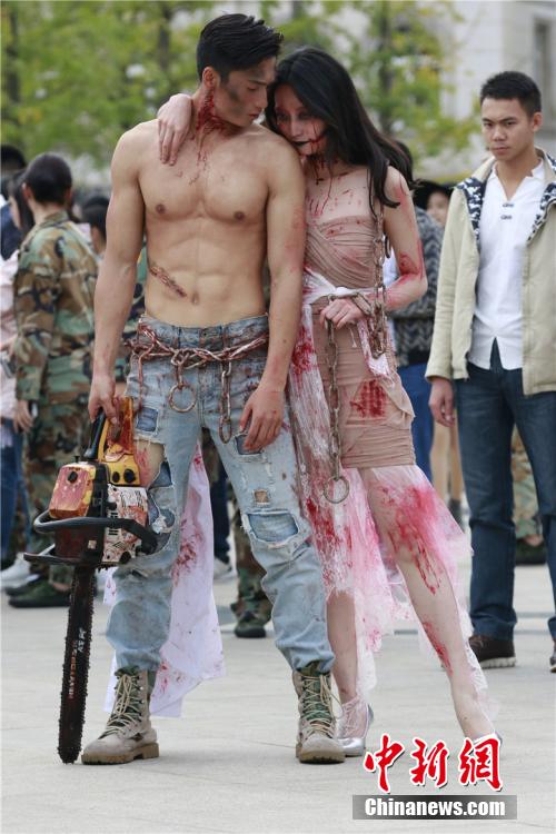 男神教師扮“鬼”學生稱其為“史上顏值最高男鬼”。何浠 攝