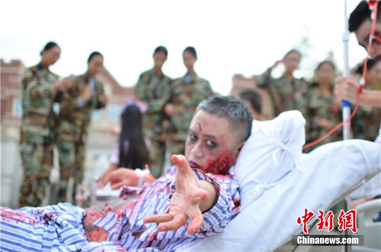 該校院長也參與其中，與學生共同嗨翻校園。 何浠 攝