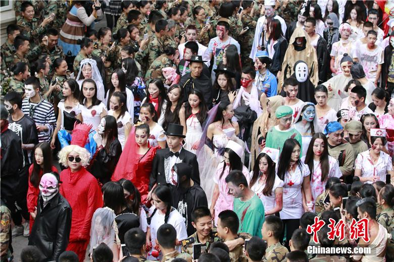 校園“萬圣節(jié)”恐怖化妝派對讓“群鬼”聚集。 何浠 攝