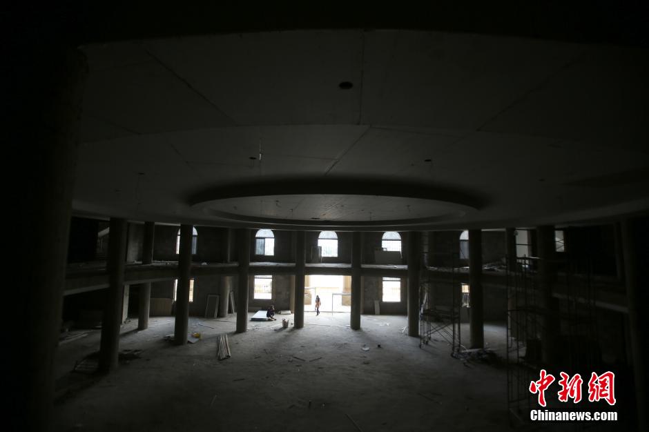 武漢山寨“國會(huì)大廈”荒廢多年 院子成菜地