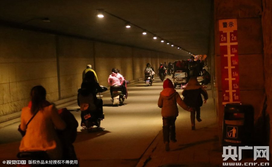 寫(xiě)完作業(yè)，小一航與鄰居的小伙伴在大橋下玩耍。