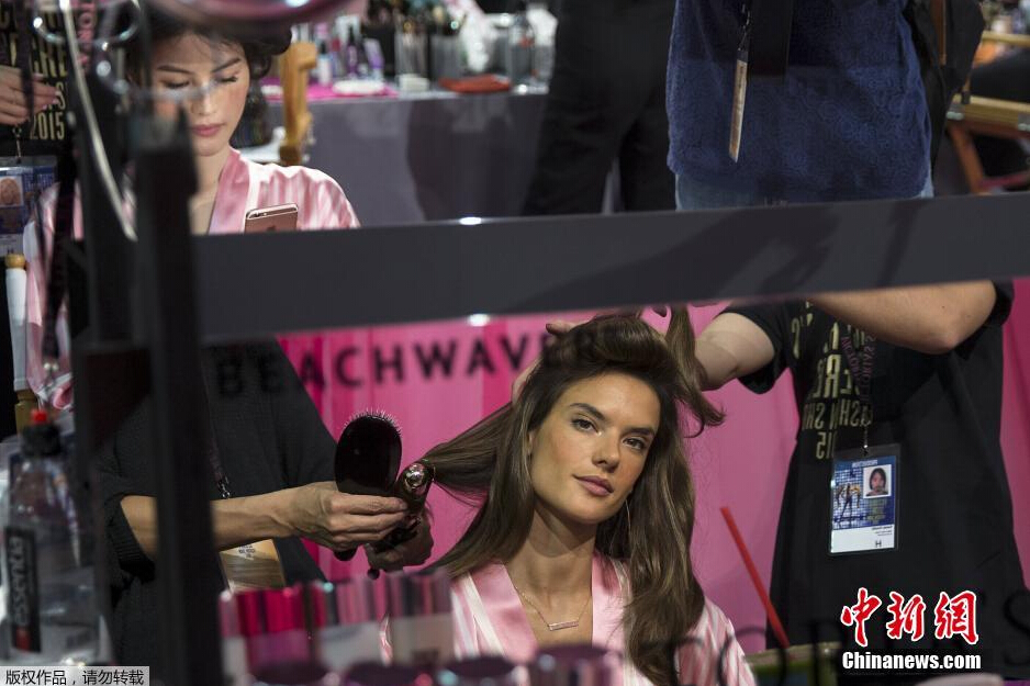 當(dāng)?shù)貢r間11月10日，2015維多利亞的秘密年度內(nèi)衣秀在紐約上演，模特在后臺緊張地準(zhǔn)備中。